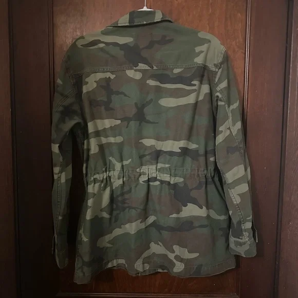Aritzia TNA Molina Camo Jacket Size M - Picture 3 of 5